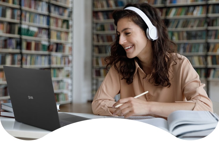 A student is using LG gram 17 which has 16:10 aspect ratio. The non-reflective screen helps maintain your focus and a bold DCI-P3 99% color gamut display adds a vivid touch to graphics.