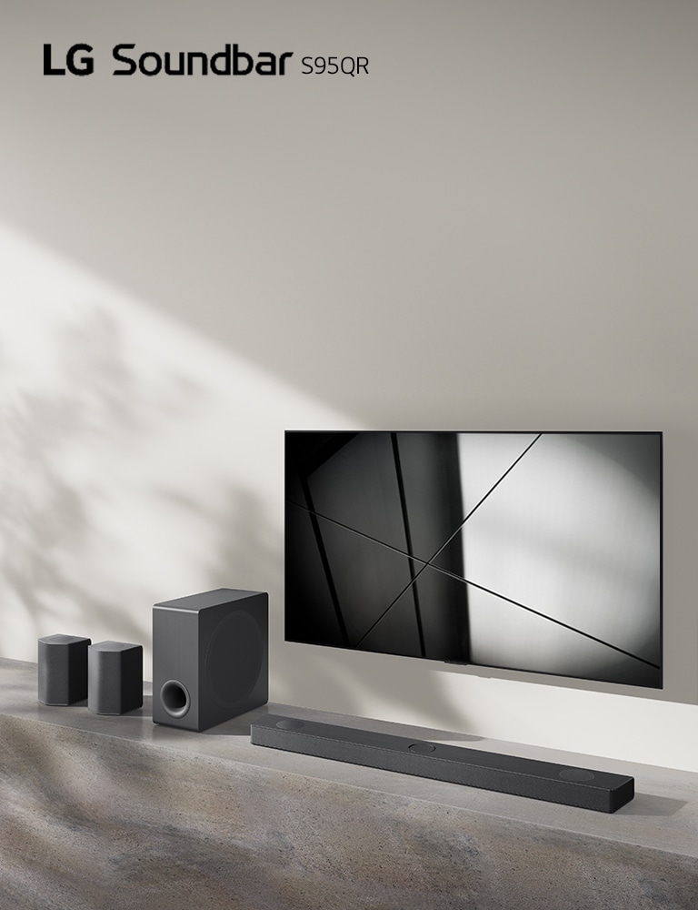 Το LG sound bar S80QY και μια τηλε?ραση τη? LG τοποθετημ?να μαζ? στο σαλ?νι. Η τηλε?ραση ε?ναι αναμμ?νη και εμφαν?ζει ασπρ?μαυρη εικ?να.