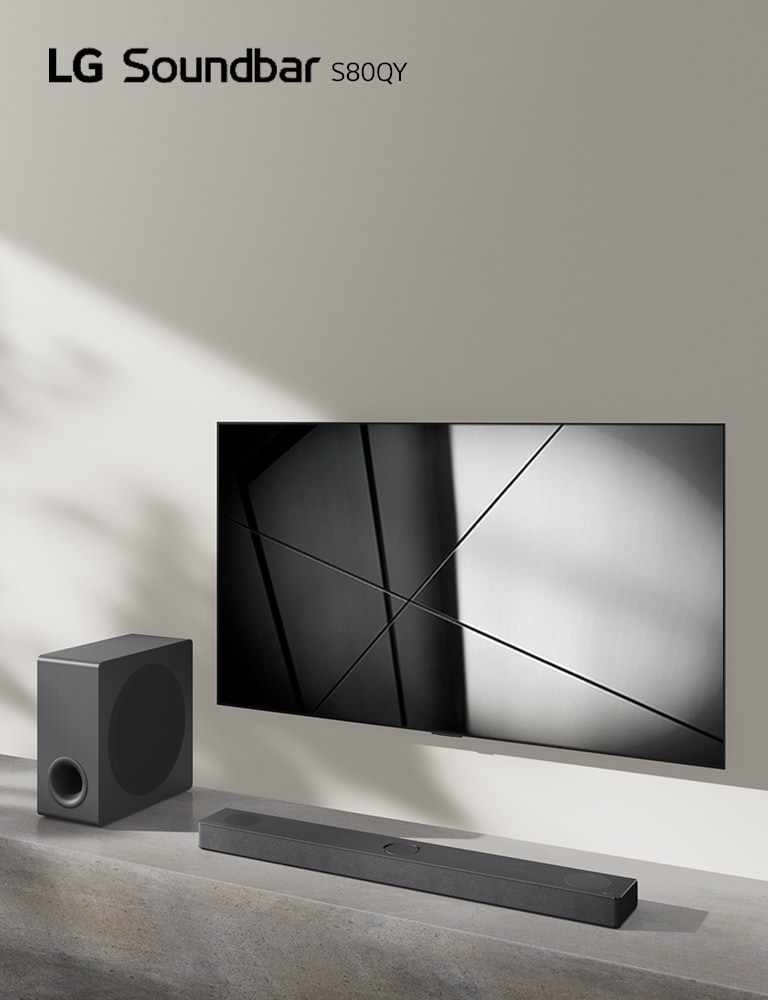 Το LG sound bar S80QY και μια τηλε?ραση τη? LG τοποθετημ?να μαζ? στο σαλ?νι. Η τηλε?ραση ε?ναι αναμμ?νη και εμφαν?ζει ασπρ?μαυρη εικ?να.