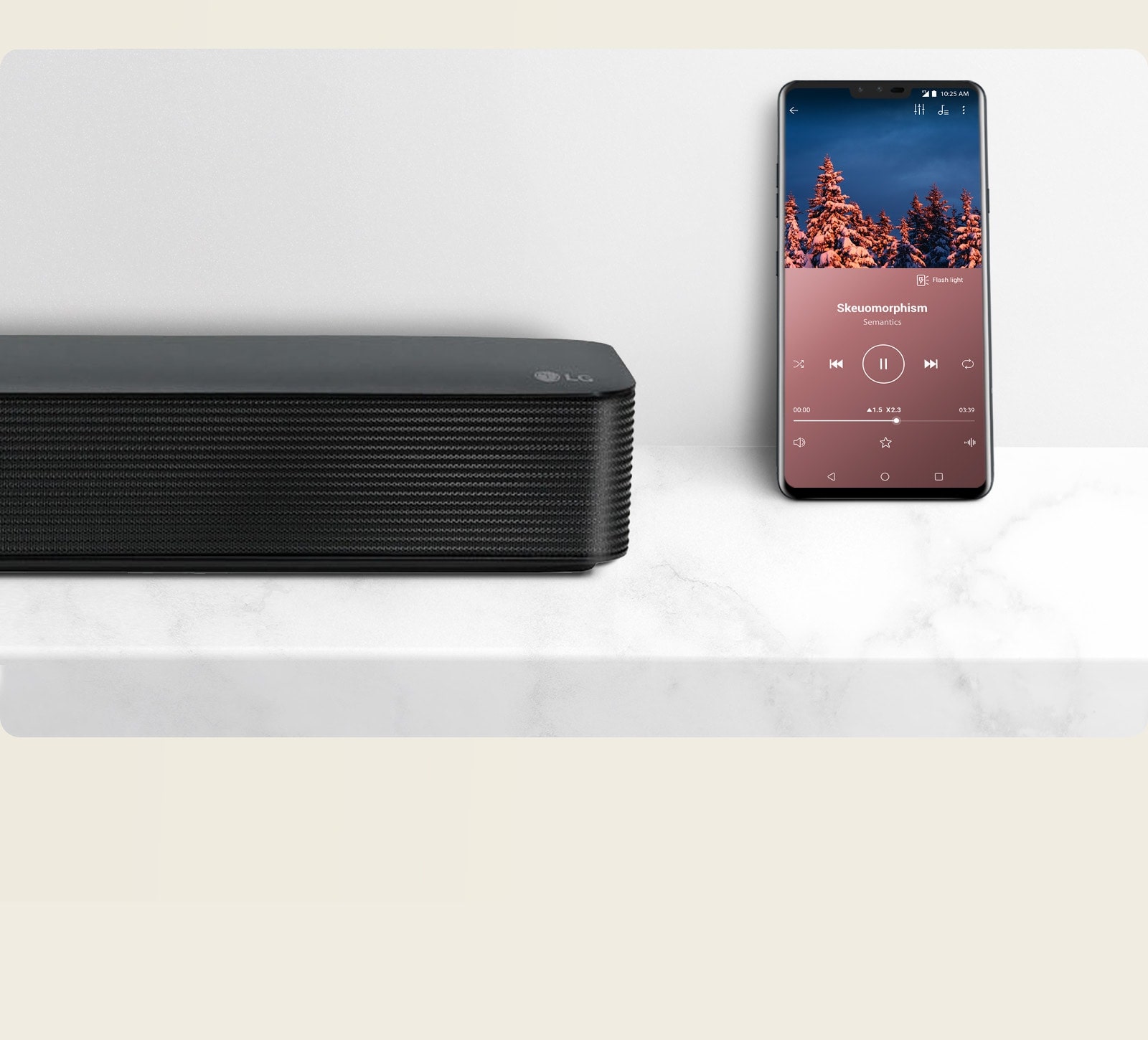 Κοντιν? πλ?νο τη? δεξι?? πλευρ?? του LG Soundbar δ?πλα στο smartphone. Δ?ο συσκευ?? βρ?σκονται π?νω στο λευκ? ρ?φι.