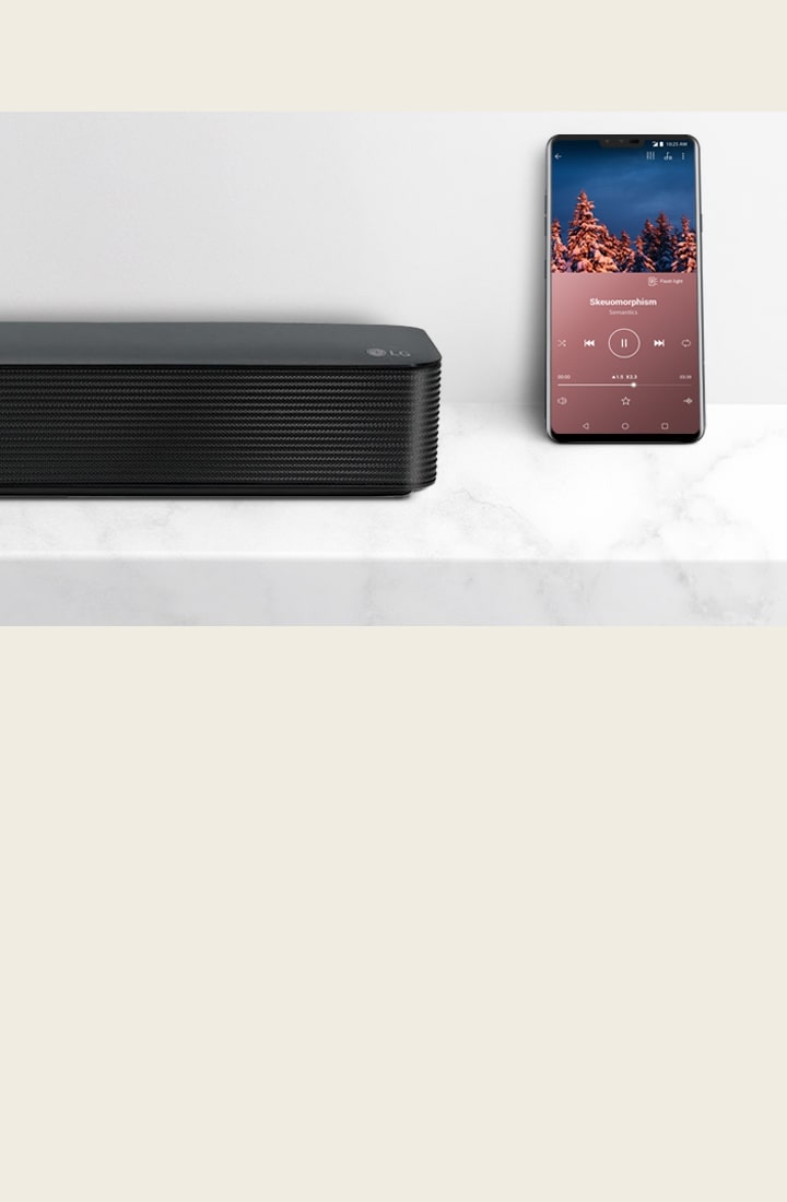 Κοντιν? πλ?νο τη? δεξι?? πλευρ?? του LG Soundbar δ?πλα στο smartphone. Δ?ο συσκευ?? βρ?σκονται π?νω στο λευκ? ρ?φι.