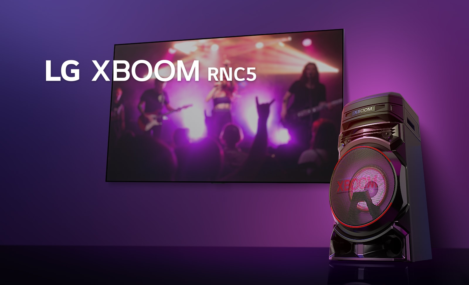 Χαμηλ? ?ποψη τη? δεξι?? πλευρ?? του LG XBOOM RNC5 υπ? χαμηλ? γων?α, σε μωβ φ?ντο.  Το φω? XBOOM ε?ναι επ?ση? μωβ. Σε μια οθ?νη τηλε?ραση? βλ?πουμε πλ?νο απ? μια συναυλ?α.