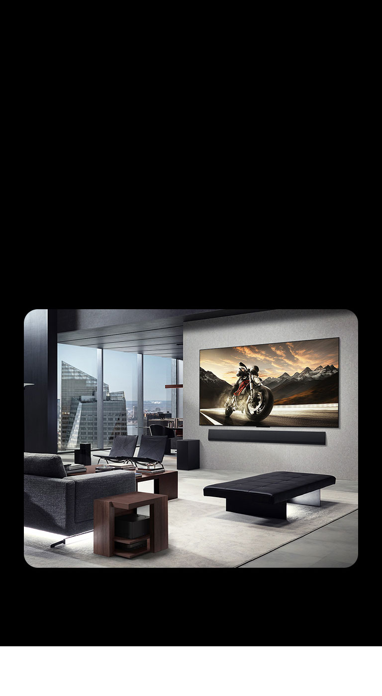 Wall-mounted LG OLED M5 και LG Soundbar τοποθετημ?να στον το?χο του σαλονιο? εν?? διαμερ?σματο? σε ?να κομψ? διαμ?ρισμα. Zero Connect Box κρυμμ?νο κ?τω απ? ?να βοηθητικ? τραπεζ?κι.