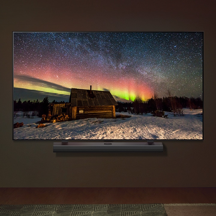 Μια LG TV και ?να LG Soundbar σε ?να σ?γχρονο σαλ?νι τη ν?χτα. Εμφαν?ζεται μια εικ?να τη? οθ?νη? του Β?ρειου Σ?λα? με τα ιδανικ? επ?πεδα φωτειν?τητα?.