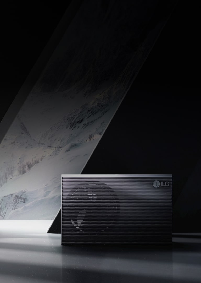Μια μα?ρη συσκευ? LG THERMA V τοποθετημ?νη μπροστ? απ? ?να ορειν? χιονισμ?νο σκηνικ?.
