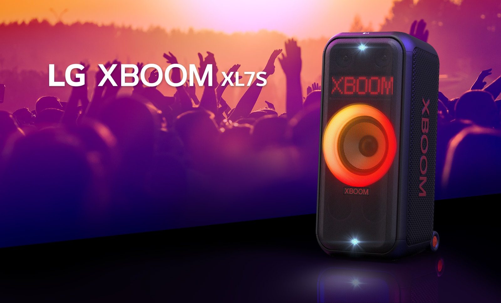 Το LG XBOOM XL7S ε?ναι τοποθετημ?νο στη σκην? με κ?κκινο-πορτοκαλ? διαβαθμισμ?νο φωτισμ?. Π?σω απ? τη σκην?, ο κ?σμο? απολαμβ?νει τη μουσικ?.