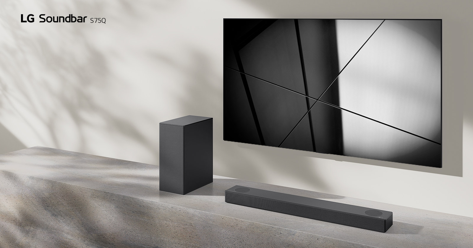 Το LG sound bar S75Q και μια τηλε?ραση τη? LG τοποθετημ?να μαζ? στο σαλ?νι. Η τηλε?ραση ε?ναι αναμμ?νη και εμφαν?ζει ασπρ?μαυρη εικ?να.