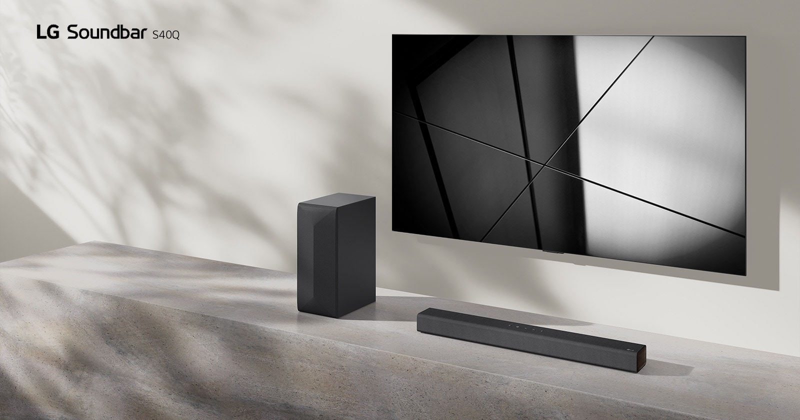 Το LG sound bar S60Q και μια τηλε?ραση τη? LG τοποθετημ?να μαζ? στο σαλ?νι. Η τηλε?ραση ε?ναι αναμμ?νη και δε?χνει μια εικ?να με γεωμετρικ? σχ?ματα.