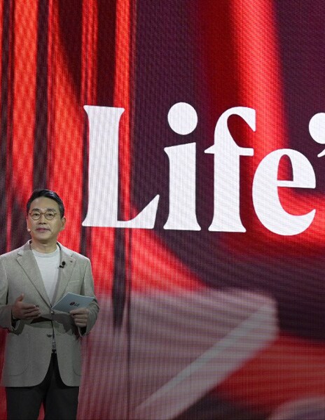 Ο CEO τη? LG Electronics, William Cho, κ?νει μια ανακο?νωση μπροστ? απ? το ν?ο λογ?τυπο τη? LG Electronics.