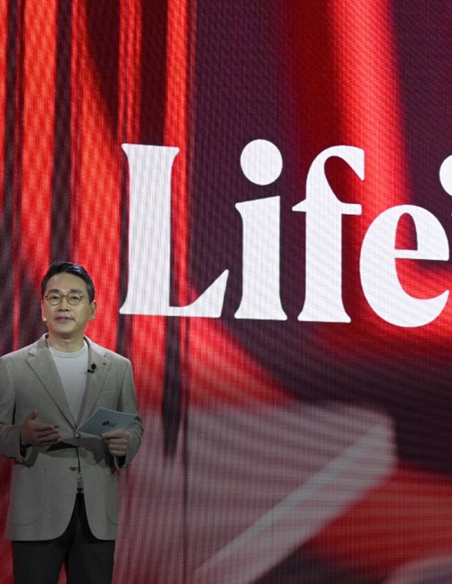 Ο CEO τη? LG Electronics, William Cho, κ?νει μια ανακο?νωση μπροστ? απ? το ν?ο λογ?τυπο τη? LG Electronics.