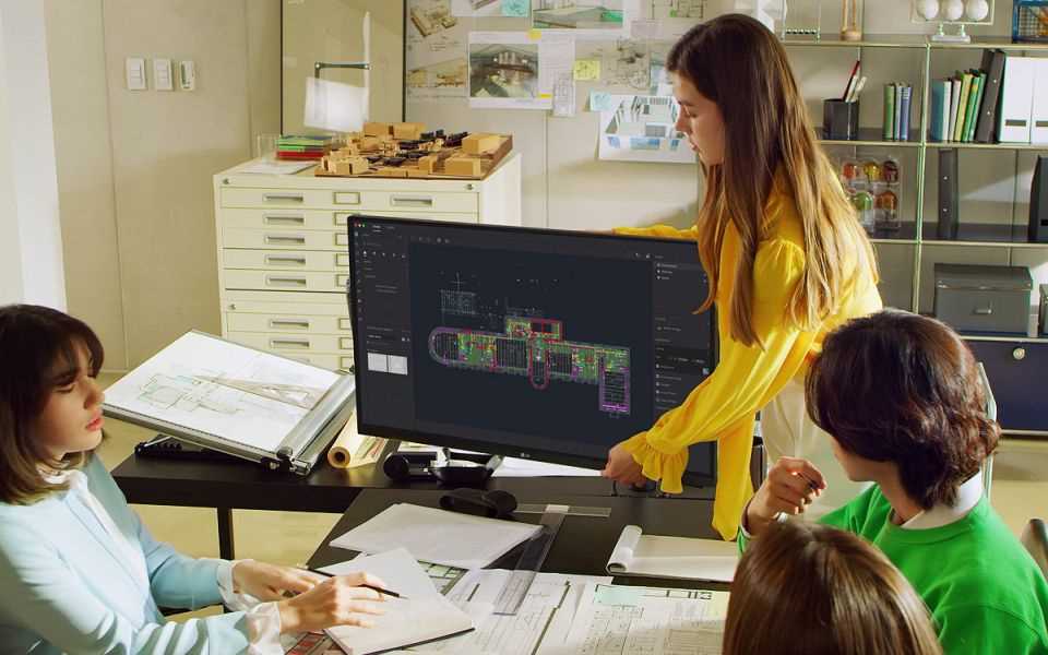 LG UltraFine monitor 32UN880-B 960x600.jpg