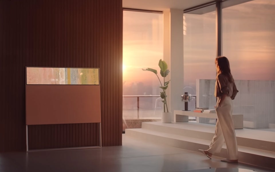 Η προβολ? γραμμ?? τη? τηλε?ραση? LG OLED Easel art συμπληρ?νει ?να φωτειν?, μοντ?ρνο σαλ?νι