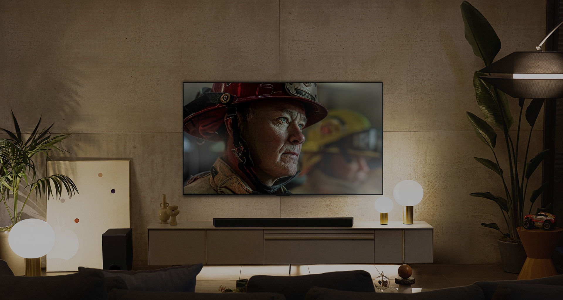 Μια επιτο?χια τηλε?ραση LG OLED βρ?σκεται σε ?να λευκ? και φωτειν? δωμ?τιο με φυσικ? διακ?σμηση. Καθ?? κινε?ται η οθ?νη, η σκην? αλλ?ζει απ? ημ?ρα σε ν?χτα.