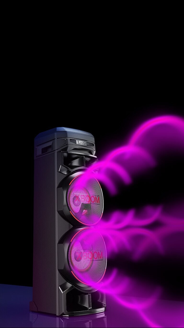 LG XBOOM RNC9 s lijevom stranom prema naprijed ispred crne pozadine. Ljubi?asta cirkularna grafika zvuka izlazi iz zvu?nika za duboke tonove.