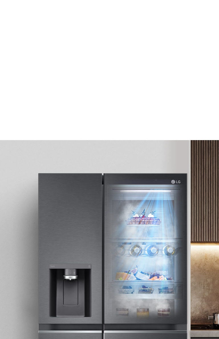 Pogled sprijeda na crni InstaView hladnjak sa upaljenim svjetlom. Sadr?aj hladnjaka mo?e se vidjeti kroz InstaView vrata. Plave zrake svjetlosti obasjavaju sadr?aj iz funkcije DoorCooling.