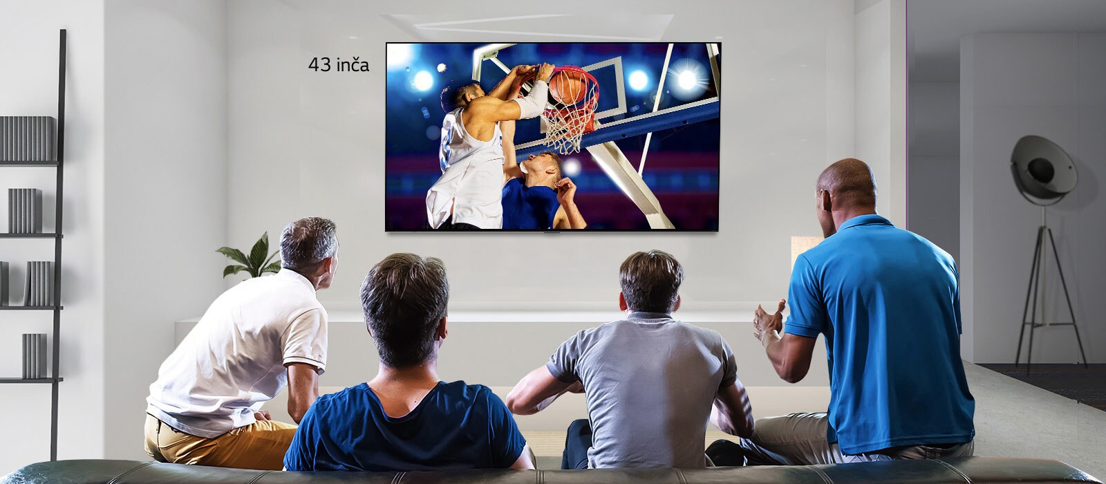 Prikaz stra?nje strane televizora koji je montiran na zid, a na kojem se prikazuje ko?arka?ka utakmica koju gledaju ?etvorica mu?karaca. Pomicanjem slijeva nadesno prikazuje se razlika u veli?ini izme?u zaslona od 43 in?a i zaslona od 86 in?a.