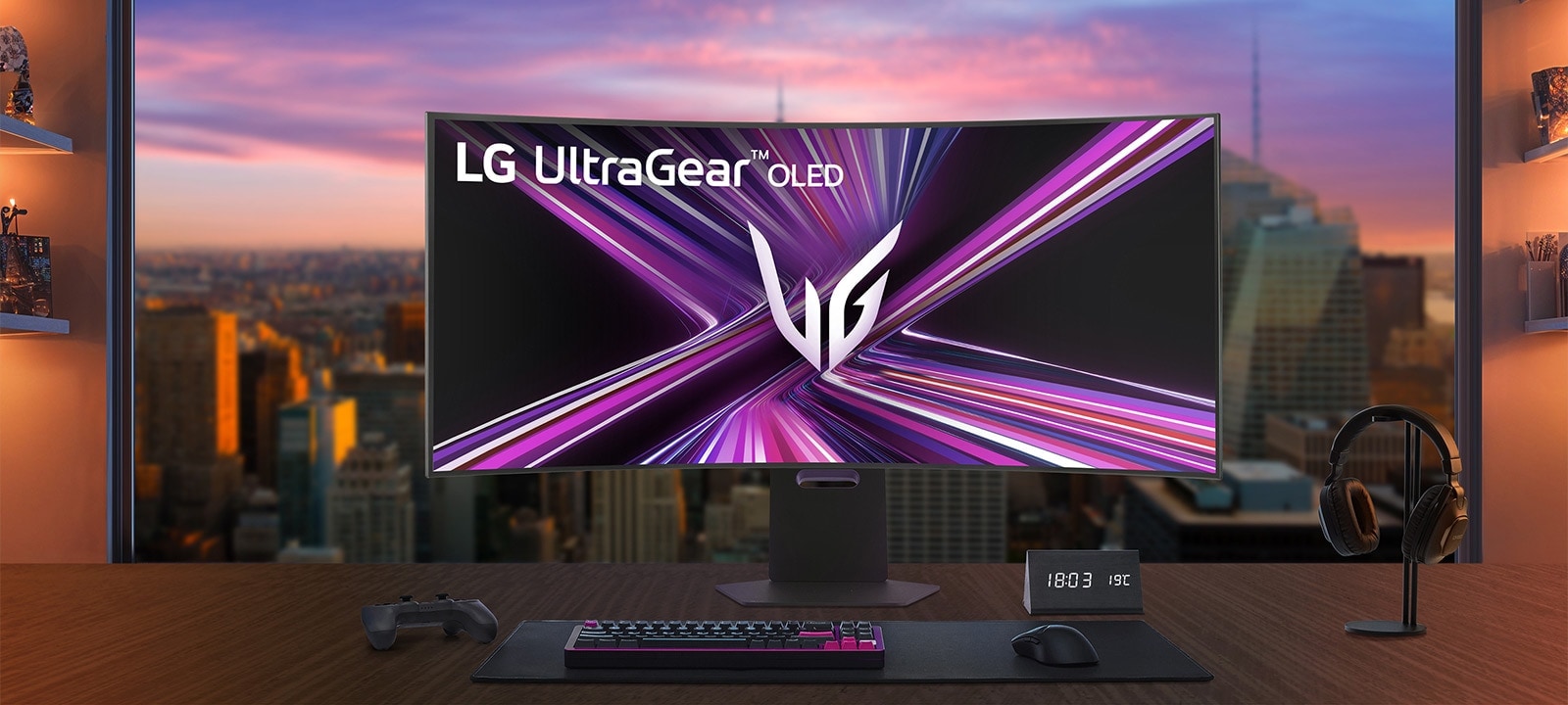 LG UltraGear OLED monitor postavljen na gaming stol u modernoj sobi.