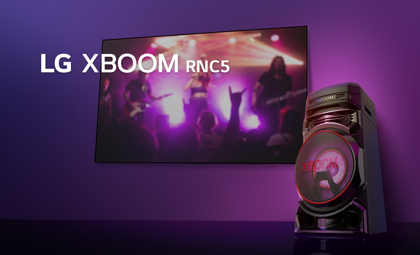 Prikaz desne strane sustava LG XBOOM RNC5 iz niskog kuta na ljubi?astoj pozadini.  Svjetla u sustavu XBOOM tako?er su ljubi?asta. Na TV zaslonu prikazuje se koncertna scena.
