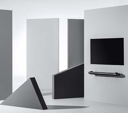 LG SIGNATURE oled tv w sospeso a parete circondato da figure geometriche