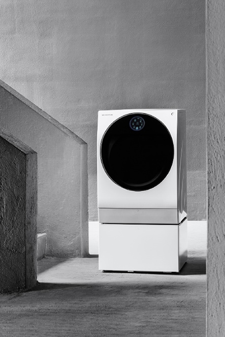 Lavatrice LG SIGNATURE accanto a una gradinata