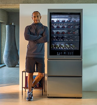 Lewis Hamilton appoggiato alla Cantina LG SIGNATURE.