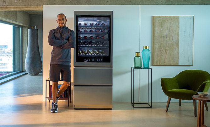 Lewis Hamilton appoggiato alla Cantina LG SIGNATURE.