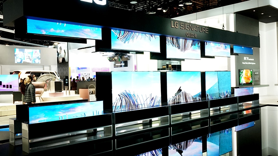 Le TV arrotolabili LG SIGNATURE esposte al CES 2020, che mostrano le loro varie tipologie di veduta sullo schermo.