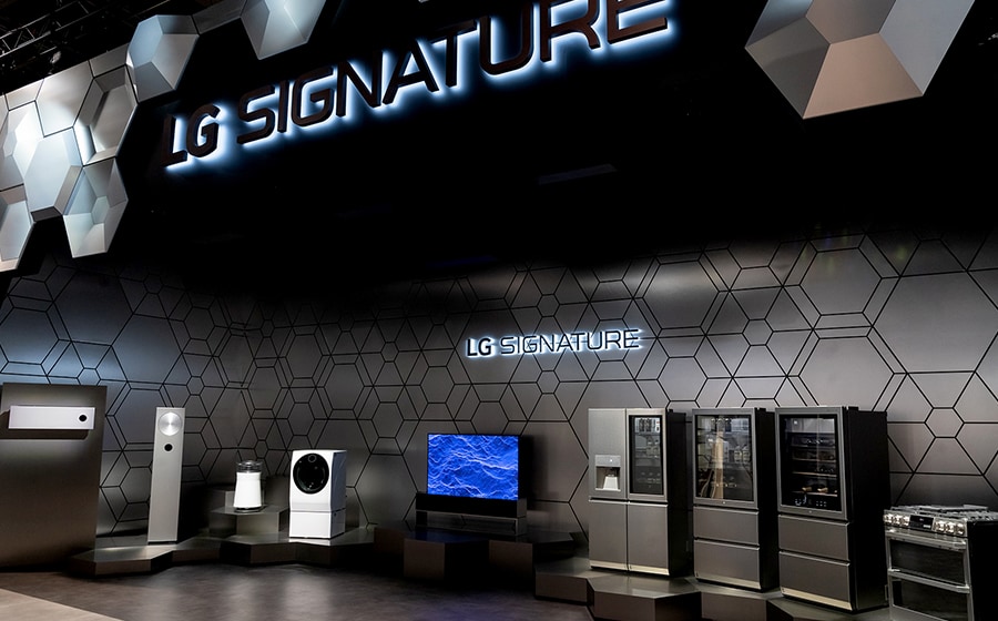 Scatto panoramico del palco principale allestito con la linea completa dei prodotti LG SIGNATURE al CES 2020.