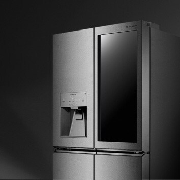 Immagine del frigorifero LG SIGNATURE che mostra la porta in vetro InstaView.