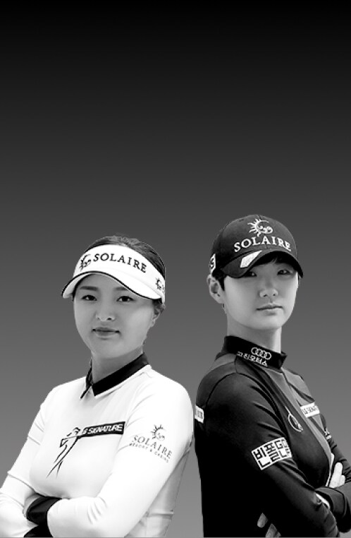 Immagine in scala di grigi di Jin Young Ko e Sung Hyun Park