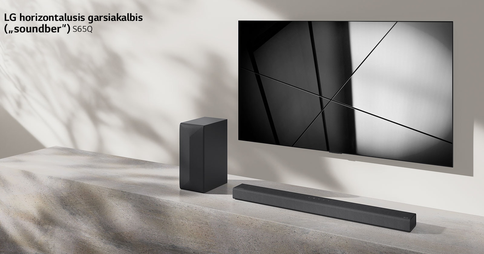 LG horizontalusis garsiakalbis (?Sound Bar“) S65Q ir LG televizorius svetain?je pastatyti vienas ?alia kito. Televizorius ?jungtas, jame rodomas juodos ir baltos spalv? atvaizdas.