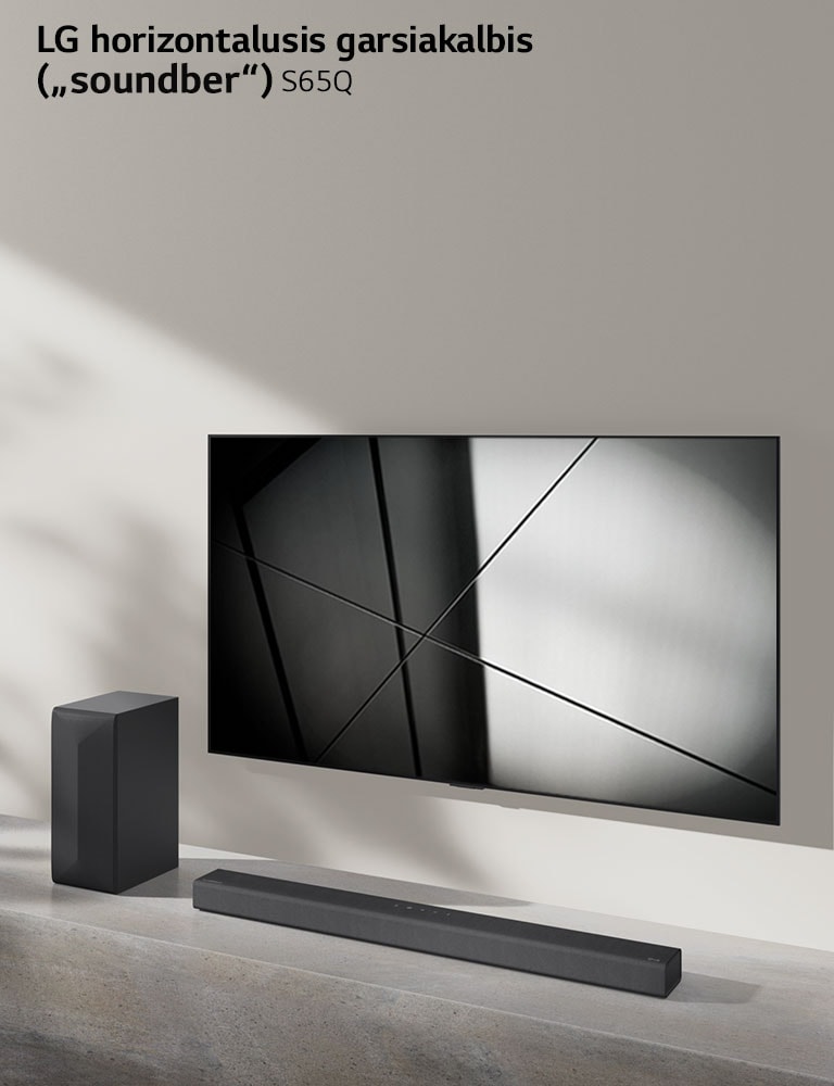 LG horizontalusis garsiakalbis (?Sound Bar“) S65Q ir LG televizorius svetain?je pastatyti vienas ?alia kito. Televizorius ?jungtas, jame rodomas juodos ir baltos spalv? atvaizdas.
