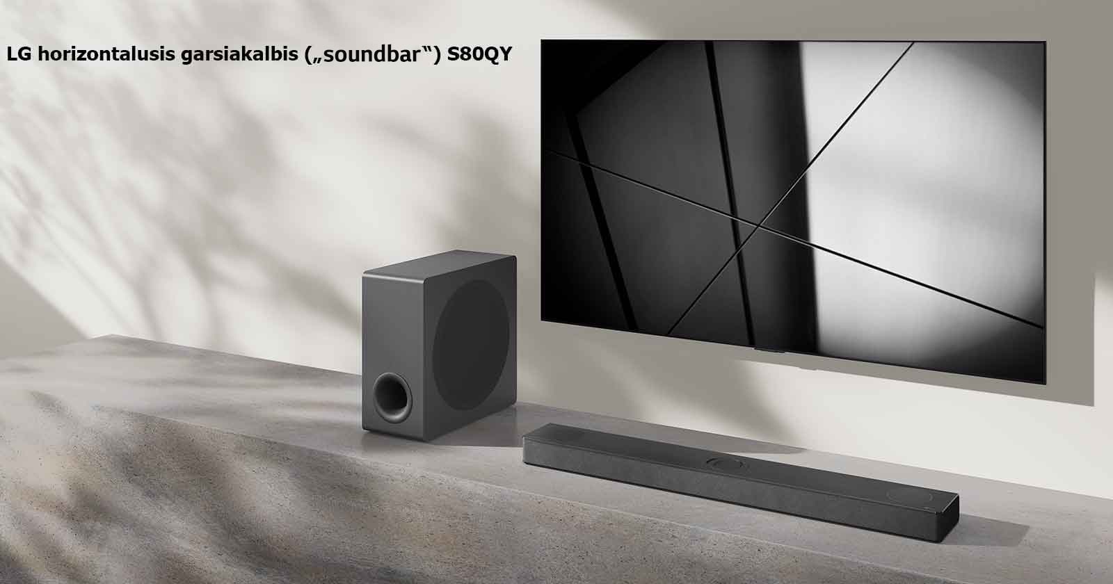 LG horizontalusis garsiakalbis (?Sound Bar“) S80QY ir LG televizorius svetain?je pastatyti vienas ?alia kito. Televizorius ?jungtas, jame rodomas juodos ir baltos spalv? atvaizdas.