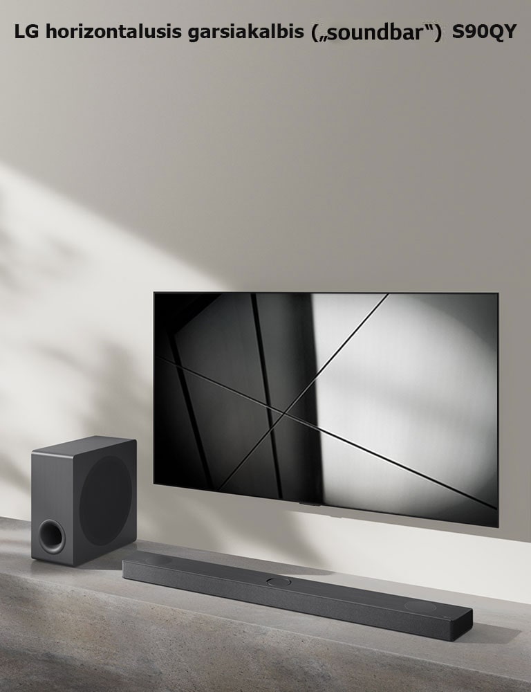 LG horizontalusis garsiakalbis (?Sound Bar“) S90QY ir LG televizorius svetain?je pastatyti vienas ?alia kito. Televizorius ?jungtas, jame rodomas juodos ir baltos spalv? atvaizdas.