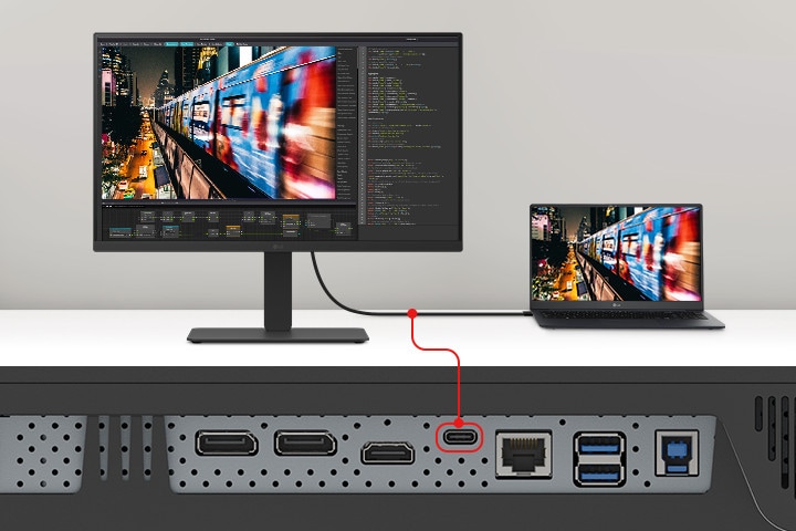 Ne?iojamasis kompiuteris ir monitorius, sujungti vienu USB-C kabeliu.