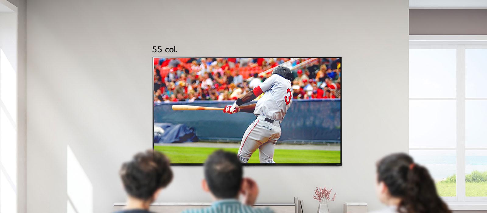 Trij? ?moni?, dideliame ant sienos ?rengtame TV ?iūrin?i? krep?inio var?ybas, vaizdas, kur? galima slinkti. Slenkant i? kair?s ? de?in? ekranas did?ja.