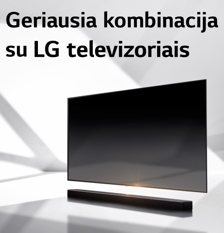 Horizontalusis garsiakalbis ir televizorius pastatyti ant balt? grind?, o u? j? krenta ?e??lis i? lauko.