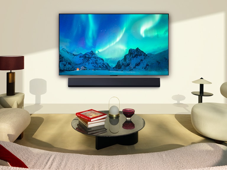 LG OLED TV ir LG garso juosta modernioje gyvenamojoje patalpoje dienos metu. Poliarin?s pa?vaist?s vaizdas ekrane rodomas idealiu ry?kumo lygiu.