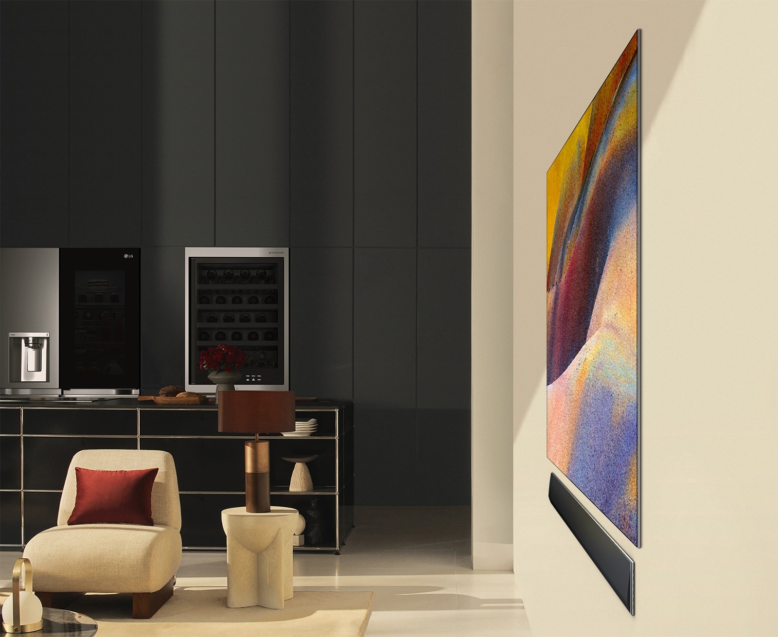 LG OLED TV, OLED G4 su eleganti?ku abstrak?iu meno kūriniu ir "LG Soundbar", pritvirtinti prie sienos modernioje gyvenamojoje erdv?je.