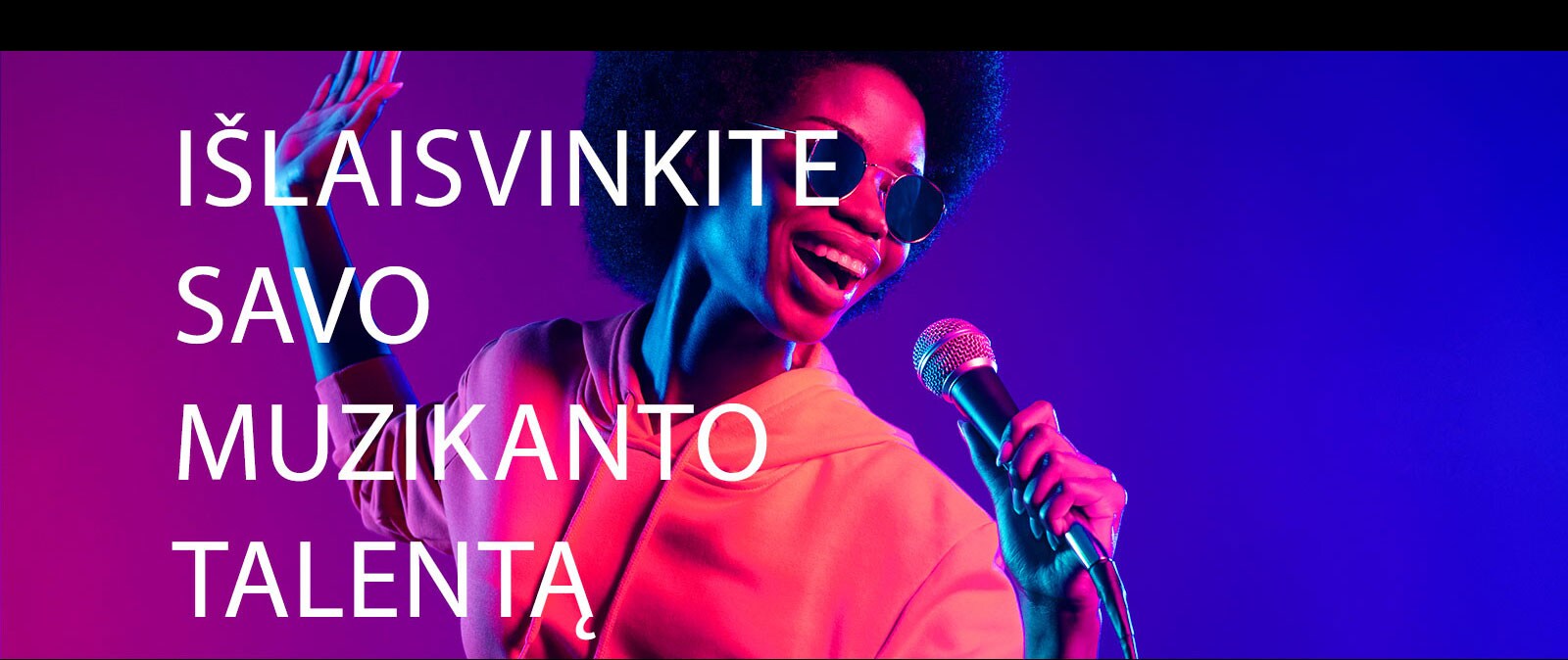 Moteris dainuoja.
