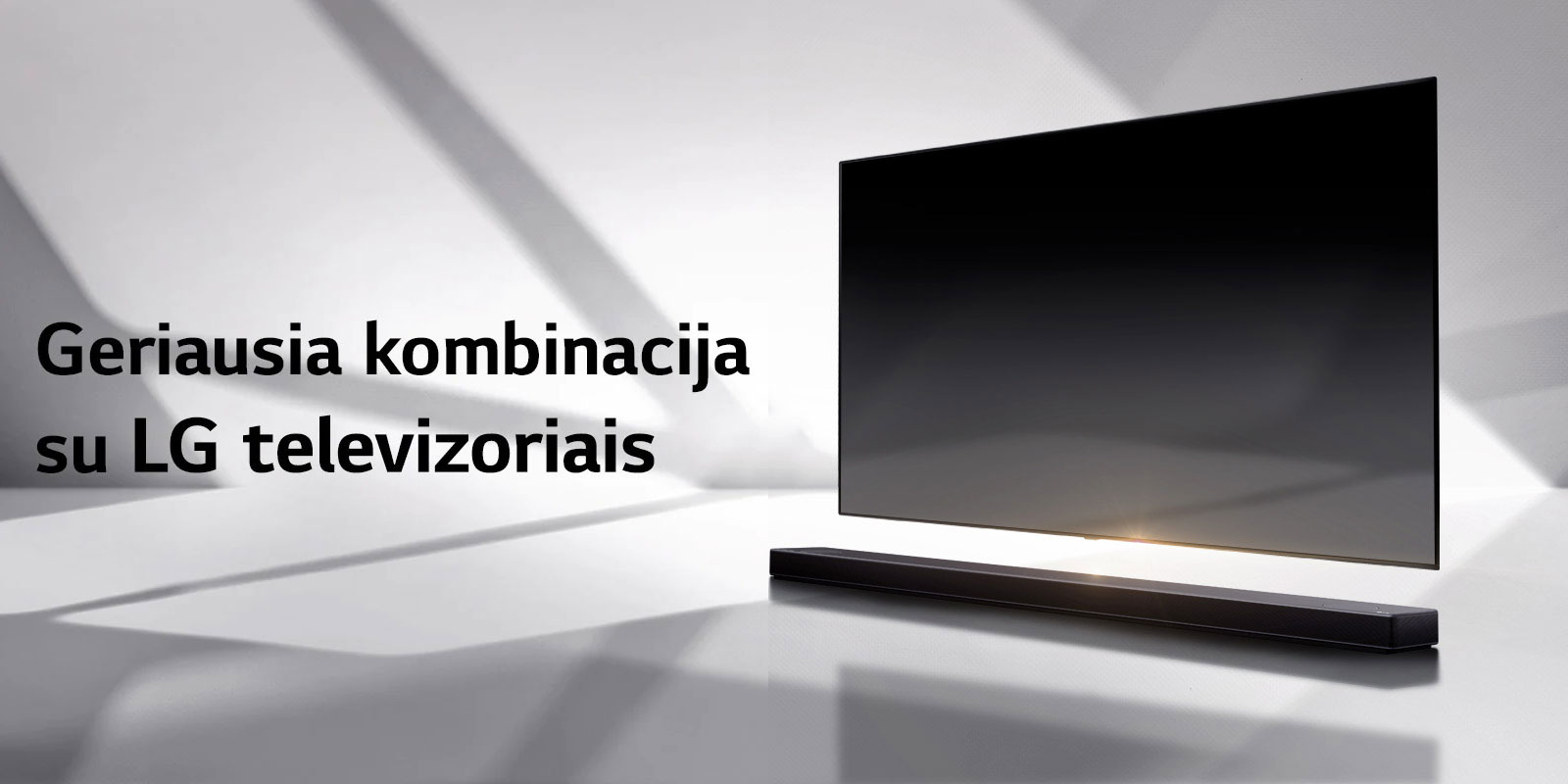 ?Soundbar“ ir televizorius pastatyti ant balt? grind?, o u? j? krenta ?e??lis i? lauko.
