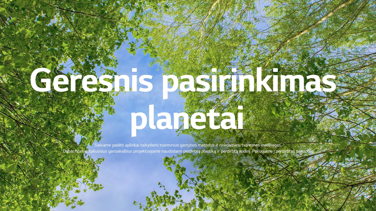 Per vidur? pateiktas ?alias atvaizdas pilnas sodri? med?i? lap? ir dangaus
