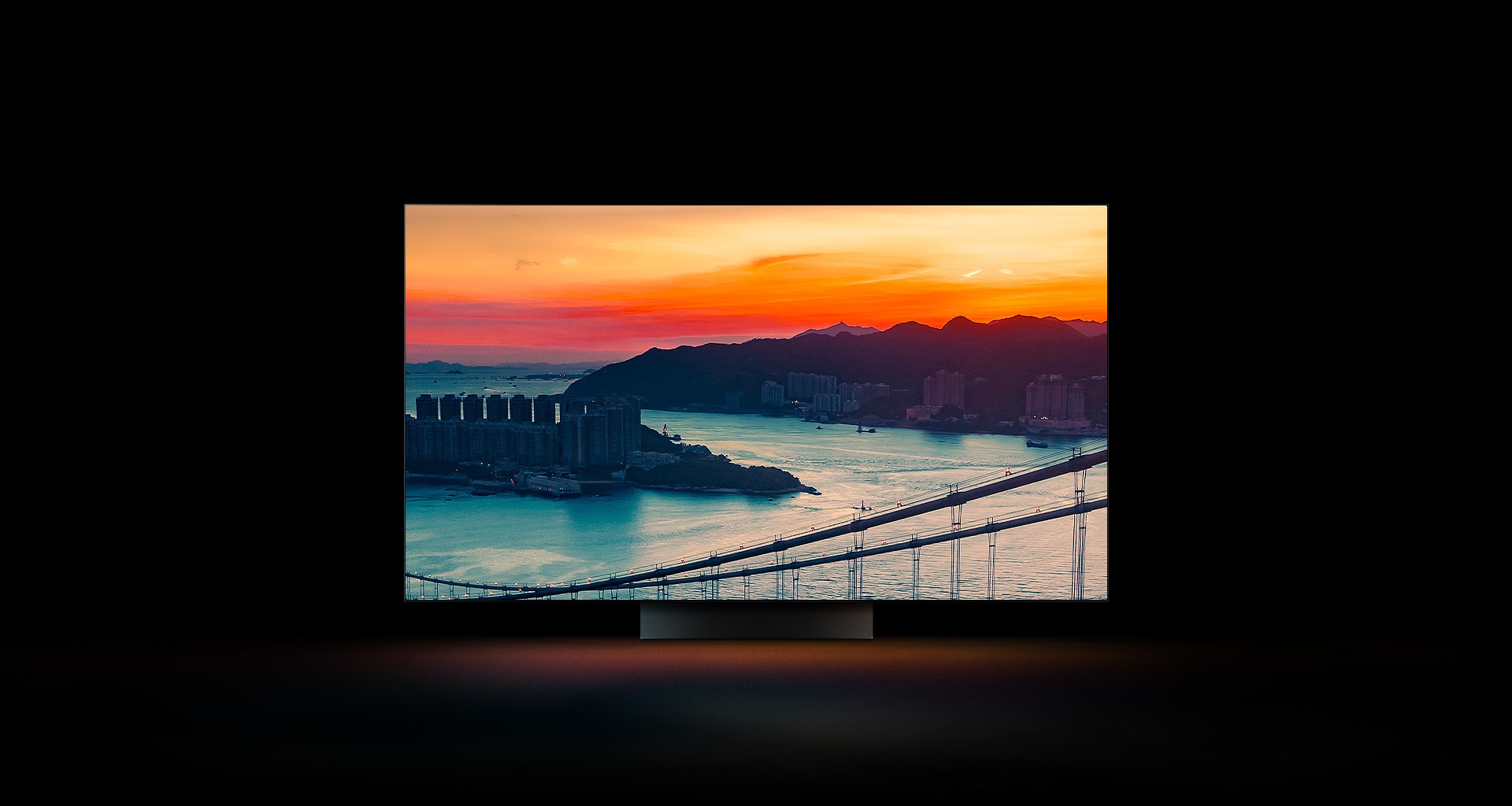 Per vis? ekran? rodomas vaizdas i? pauk??io skryd?io ? pakrant?s miest? su automobiliais, va?iuojan?iais per tilt?, ir besileid?ian?ia saule. ?is vaizdas apkerpamas ir parodomas LG OLED televizoriaus ekrane, ta?iau originalios spalvos i?lieka nepakitusios.