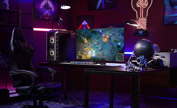 Vyras s?di prie stalo ir ?aid?ia ?aidim? naudodamas ma?iausi? LG OLED televizori?