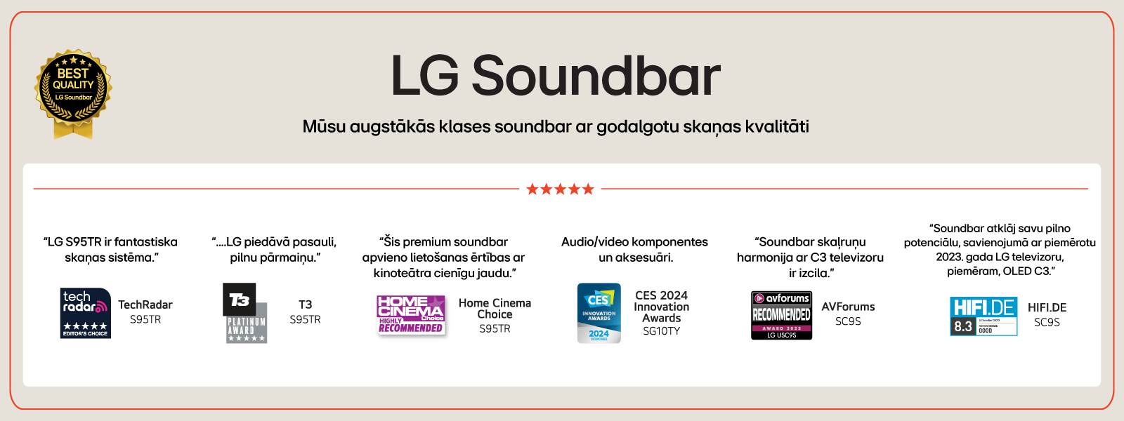 LG Soundbar, aizmugurējie ska?ru?i un zemfrekvences ska?runis ir novietoti le??iskā perspektīvā uz brūna koka plaukta melnā telpā, ko ieskauj tumsa, un gaisma izplūst tikai pār ska?as sistēmu.