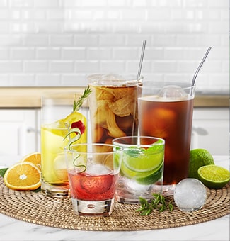 Cilvēks vienā rokā tur krūzi, kurā ir dzēriens, un otrā rokā sme? Craft Ice ledu.