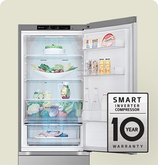 Ar svaigu pārtiku pildīts ledusskapis ar atvērtām durvīm un desmit gadu garantijas Smart Inverter Compressor mar?ējumu.