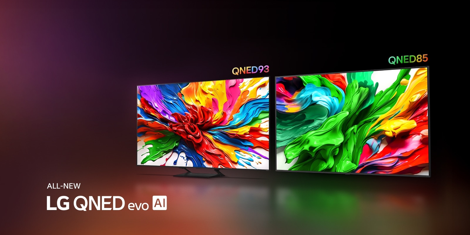 LG QNED92 un LG QNED85 TV blakus viens otram. Krāsains mākslas darbs ekrānā, kas izce? jauno dzīvīgo un mirdzo?o krāsu attēlo?anu, ko piedāvā LG QNED. Parādīts arī PILNīGI JAUNā LG QNED evo AI logotips.