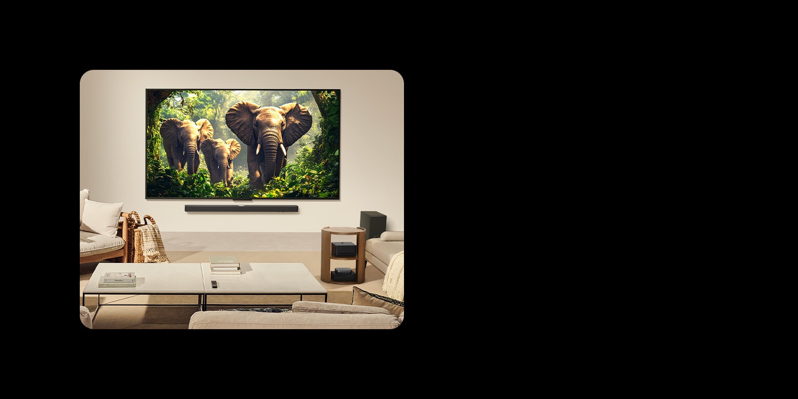 Pie sienas stiprināms LG QNED9M TV dzīvojamajā istabā. Zero Connect Box ir glīti novietots zem sānu galda ar citām perifērijas ierīcēm.