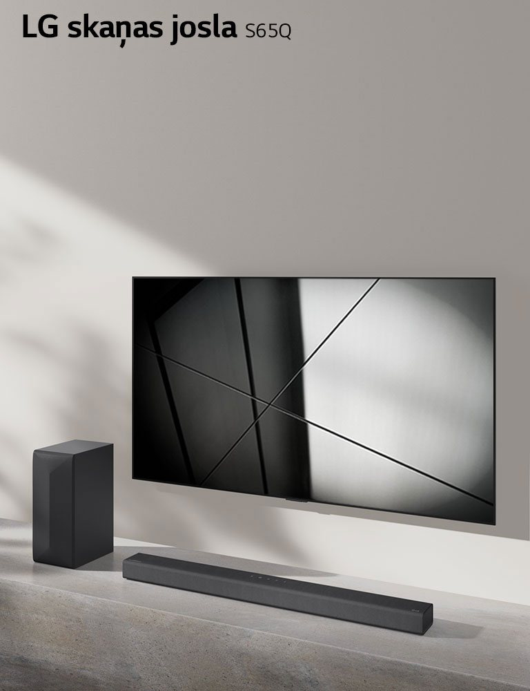 LG ska?as josla S65Q un LG televizors ir kopā novietoti viesistabā. Televizors ir ieslēgts, un tiek rādīts melnbalts attēls.